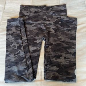 Spanx, leggings, black and grey cameo. Size medium.